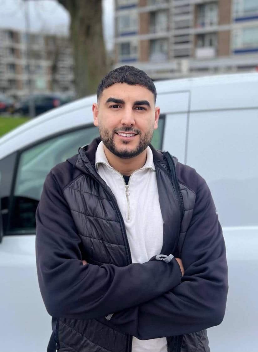 Hamza Boulahrouz van De Plaagdierexpert met bus